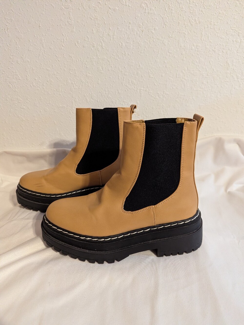 Esprit Ladies Chic Camel And Black Chelsea Lug Boots Size 7M